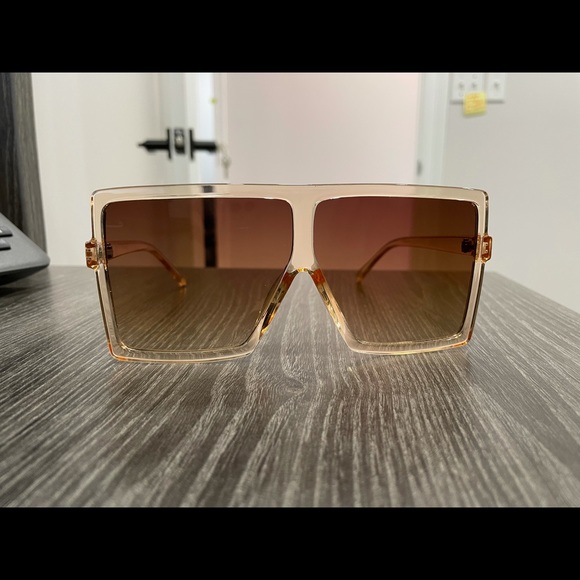 Woman’s Grfisia oversized sunglasses - Picture 1 of 2